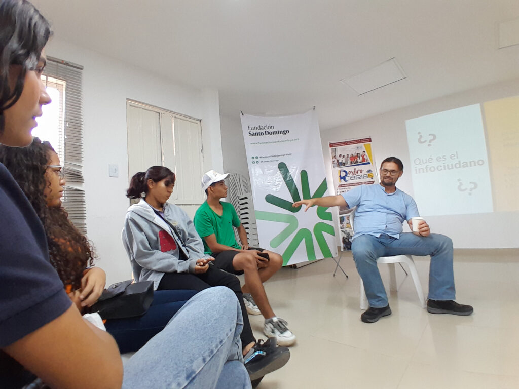 César Batiz, director de El Pitazo, charla sobre infociudadanía a jóvenes de Villas de San Pablo, Barranquilla