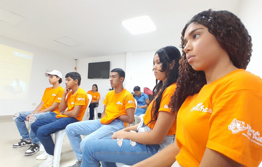 César Batiz, director de El Pitazo, charla sobre infociudadanía a jóvenes de Villas de San Pablo, Barranquilla
