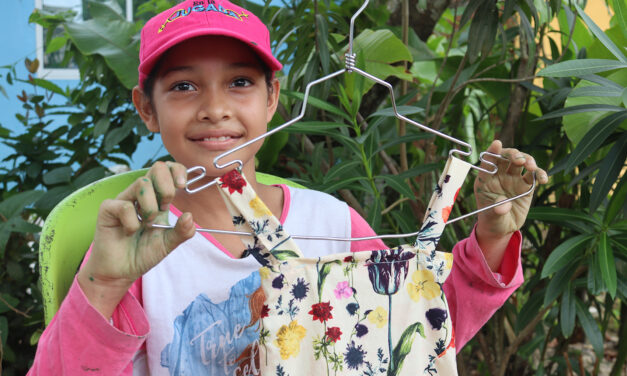Niña diseña ropa y quiere ser modista profesional