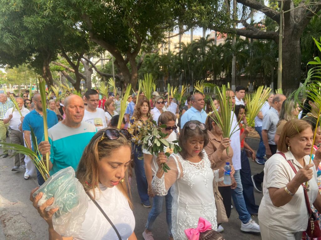 Procesión de Feligreses Domingo de Ramos Semana Santa 2024 Barranquilla Colombia