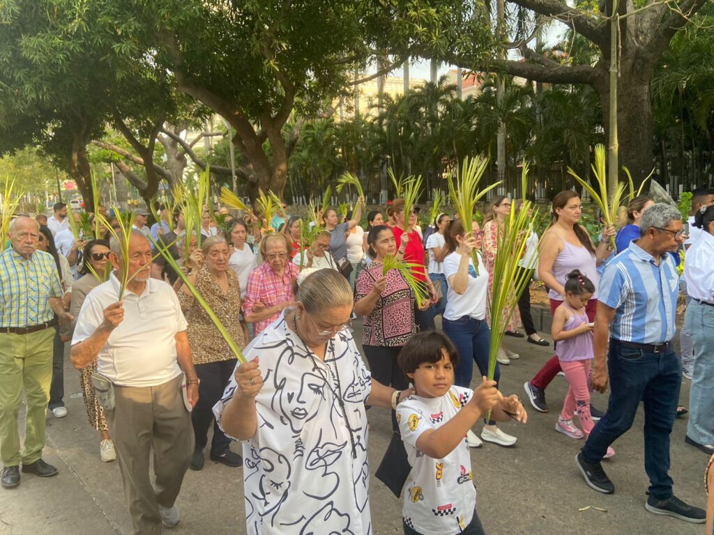 Procesión de Feligreses Domingo de Ramos Semana Santa 2024 Barranquilla Colombia