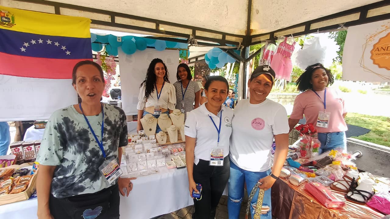 Emprededores venezolanos y colombianos en la Feria de Intercambio y Experiencia Multicultural