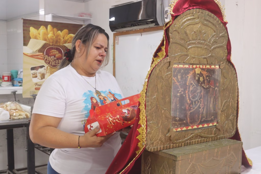 La familia Medina Blanco hizo ofrenda de amor y agradecimiento a la Virgen de Chiquinquirá | Foto: Miguel Ángel González Tenias