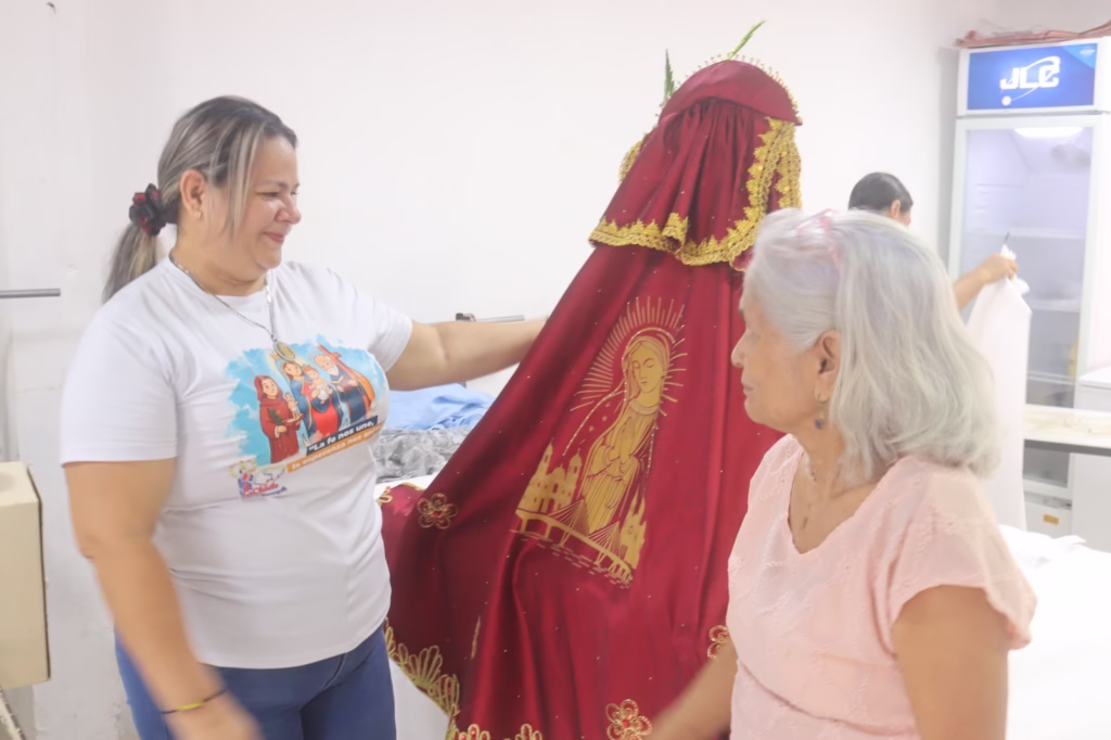 La señora Ana Acuña fue la encargada de confeccionar durante una semana el asombroso manto de la Virgen | Foto: Miguel Ángel González Tenias