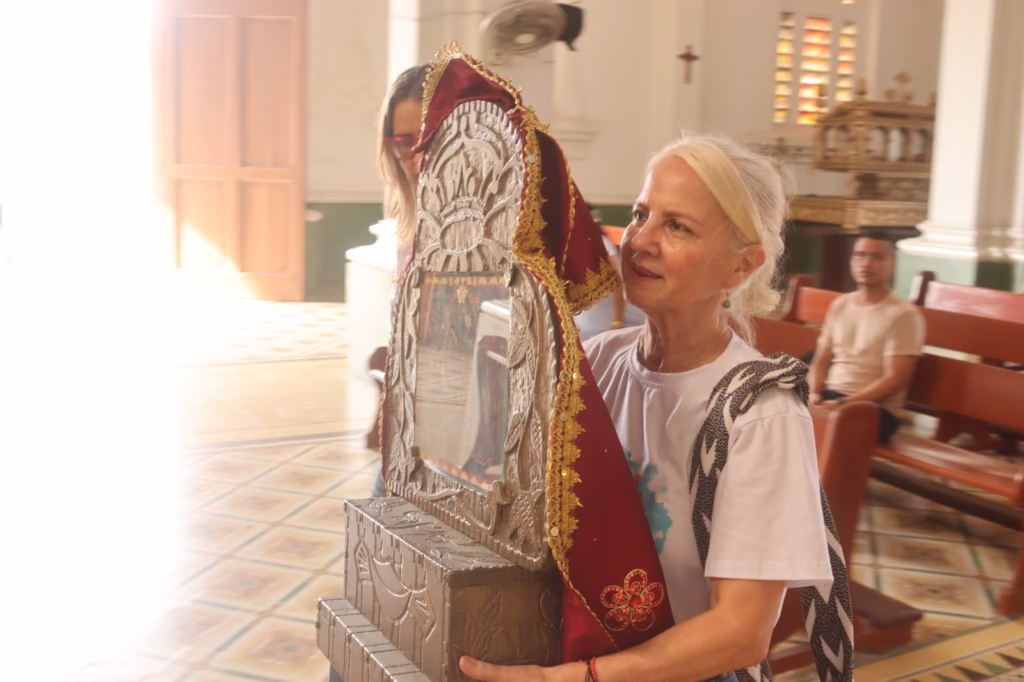 El manto Vinotinto de La Chinita en Barranquilla