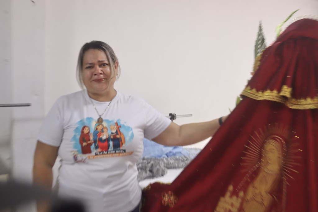 Entre lágrimas y agradecimientos, Marlyn Blanco describió lo que representa el color vinotinto del manto | Foto: Miguel Ángel González Tenias