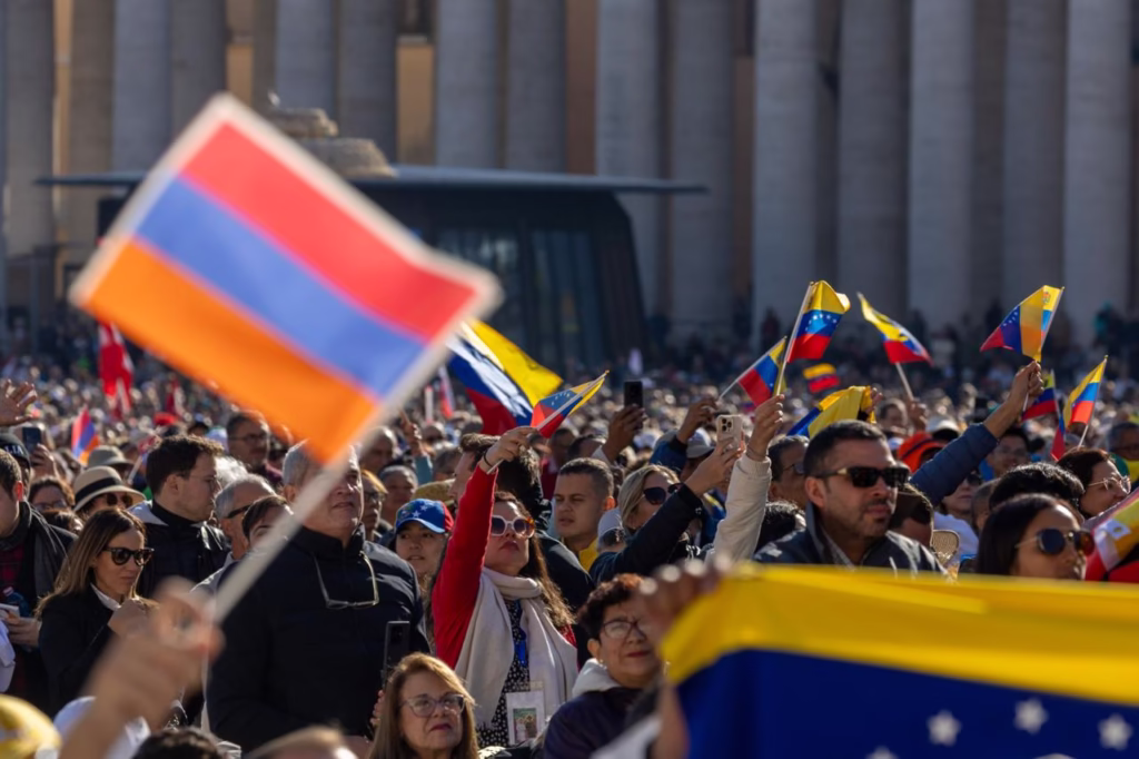 La diáspora venezolana, se hizo sentir con pancartas, prendas de vestir y banderas de Venezuela | Foto: Daniel Ibañez