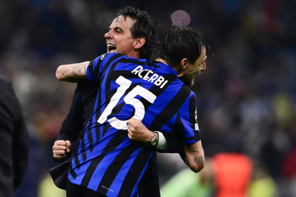 Francesco Acerbi celebra con el técnico Simone Inzaghi el gol de la igualada al final del segundo tiempo. Foto: Cortesía EUFA.com
