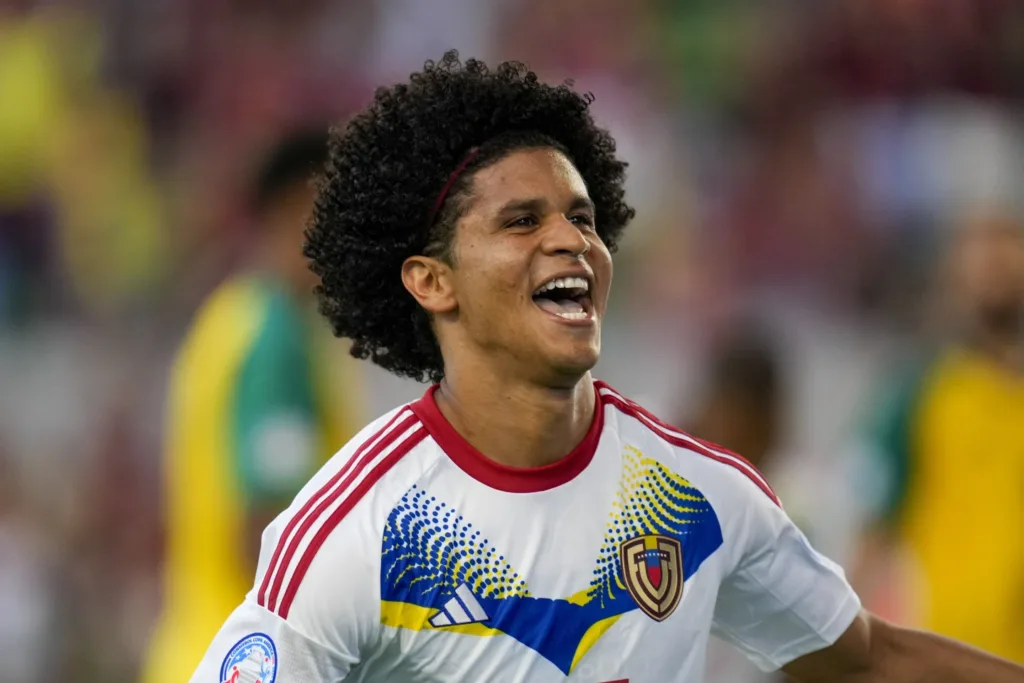 Eduard Bello festejó el primer gol de Venezuela en el partido. Foto: Cortesía Agencia AP.