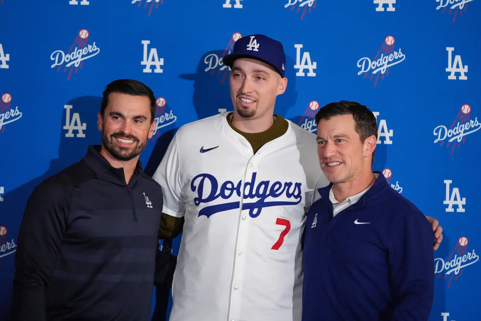 Blake Snell acompañado de Brando Gomes y Andrew Friedman