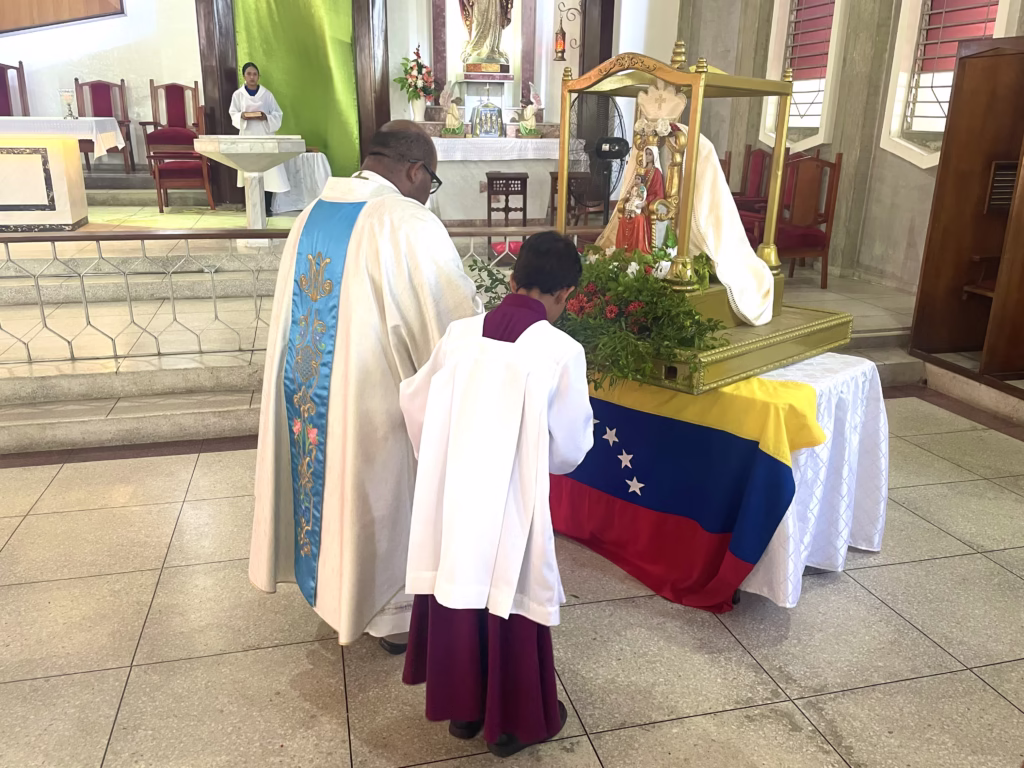 El párroco bendiciendo la imagen de la Virgen de Coromoto |Foto: Didivo Urdaneta