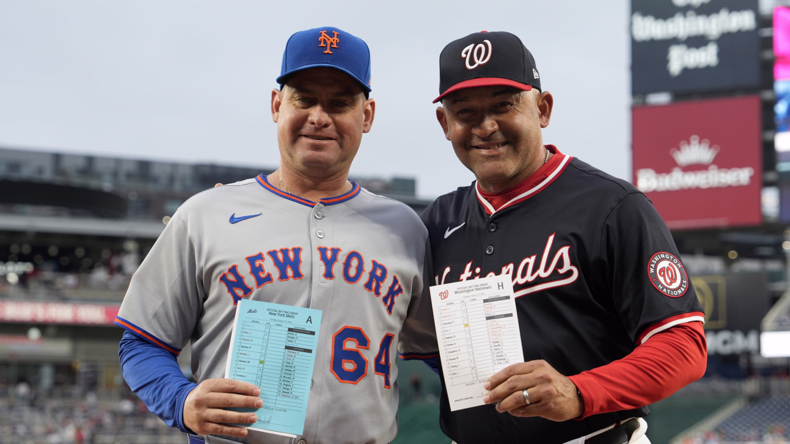 Carlos Mendoza y Miguel Cairo posan en la ceremonia de la entrega de la alineación | Foto MLB.com