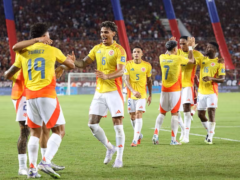 Richard Ríos felicita a Suárez (19) | Foto: Cortesía Agencia AP