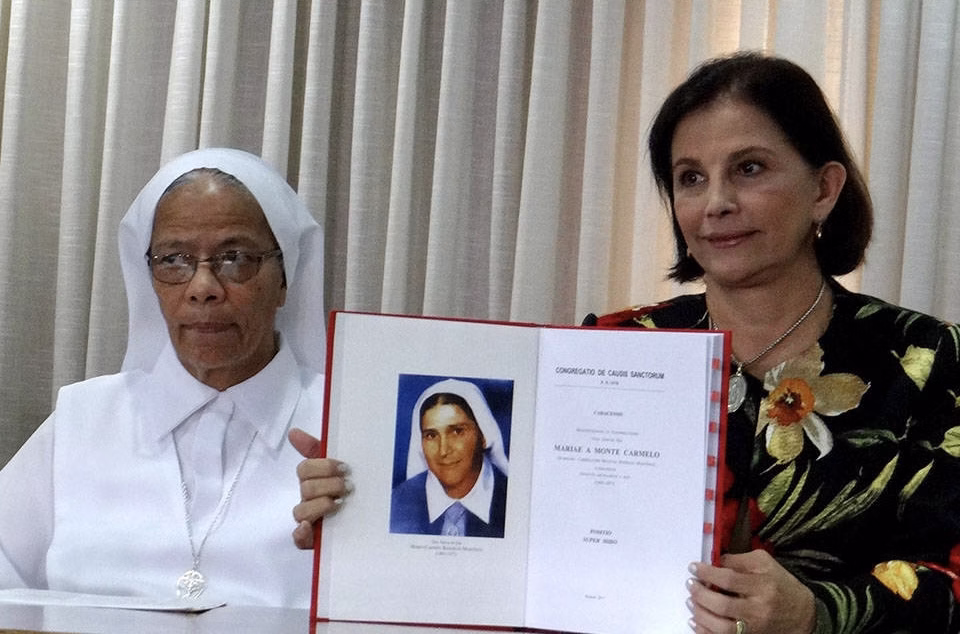 Un rayo de luz que emanó del retrato de la Madre Carmen sanó por completo el brazo derecho de la venezolsana Trinette Durán de Branger | Foto: Cortesía