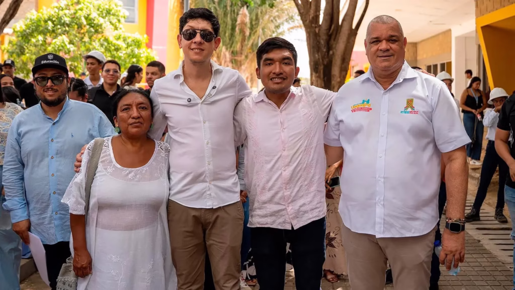 Autoridades, directivas universitarias y comunidad académica durante la agenda institucional en Uniguajira