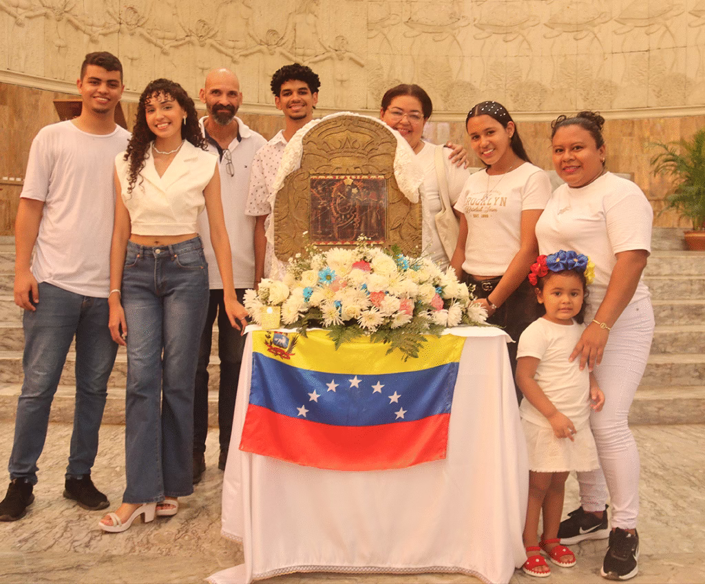 La devoción por La Chinita se hizo sentir en familia, rogando por la unión y la paz binacional | Foto: Miguel Ángel González Tenias