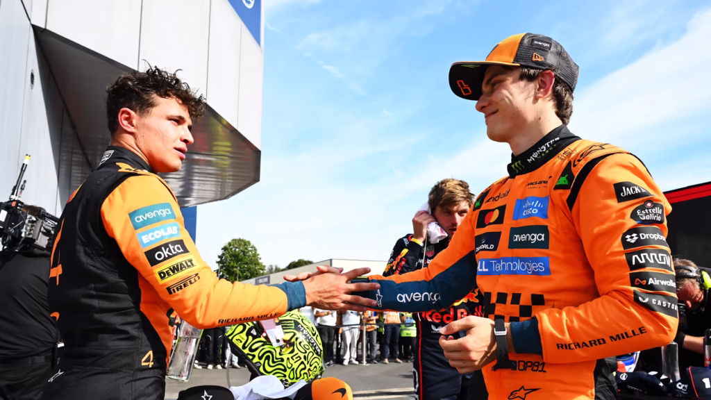 Lando Norris (izq.) y Oscar Piastri (der.) pelean en el mismo equipo y Max Verstappen lucha por alcanzarlos | Foto: Cortesía F1.com