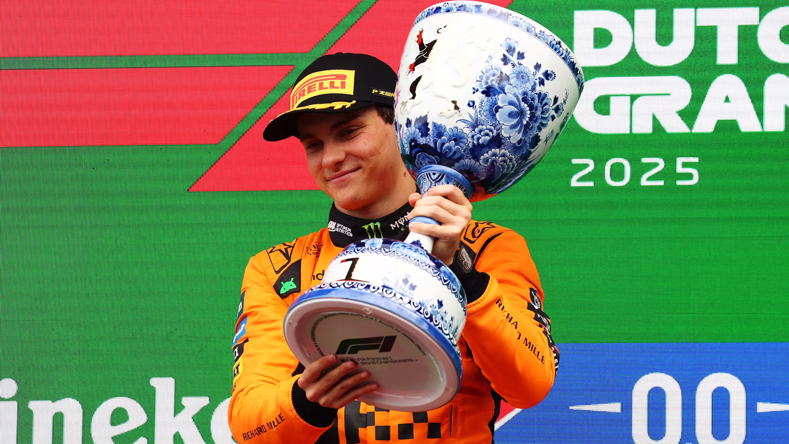 Oscar Piastri alza la copa en señal de triunfo en la Fórmula 1 | Foto: f1.com