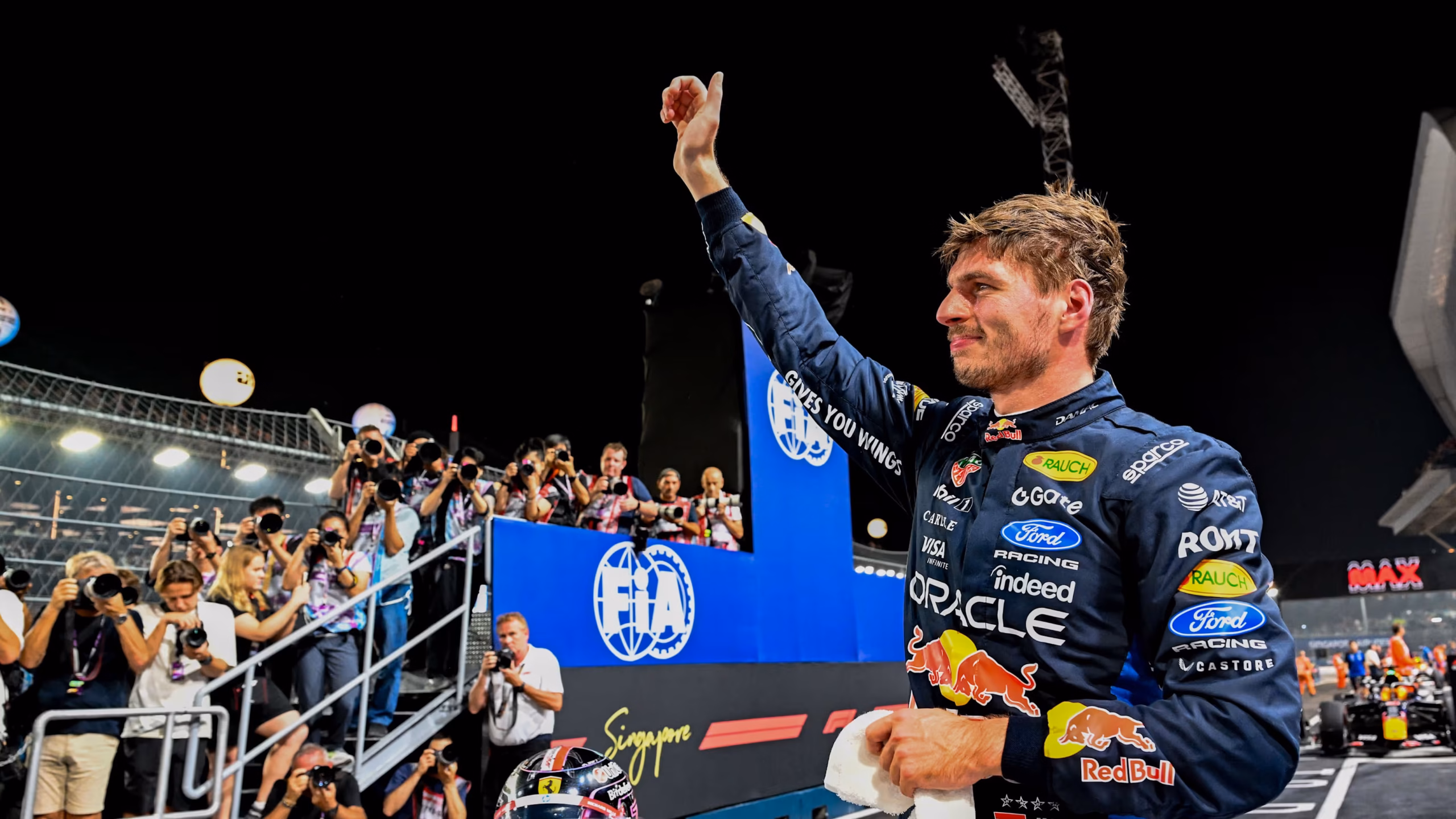 Max Verstappen celebra su primer triunfo en el Gran Premio de Singapur | Foto: Cortesía F1.com