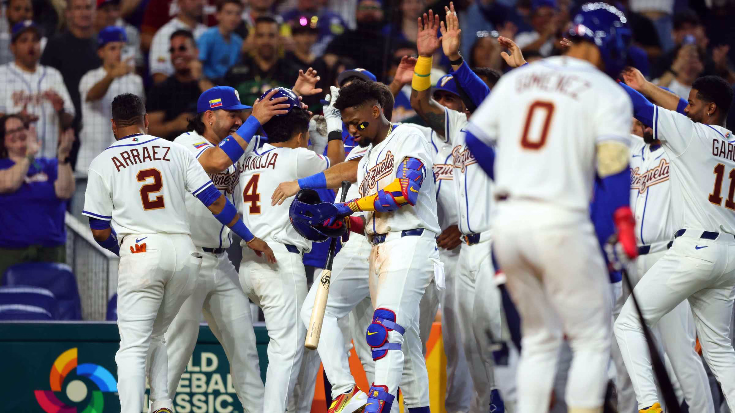 El venezolano Javier Sanoja es recibido por sus compañeros | Foto: Cortesía MLB.com