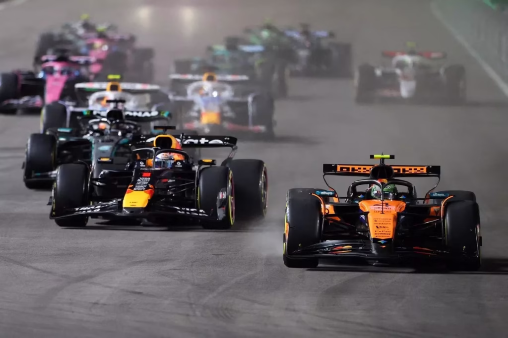 Lando Norris y Max Verstappen en el inicio de la carrera | Foto: Cortesía f1.com