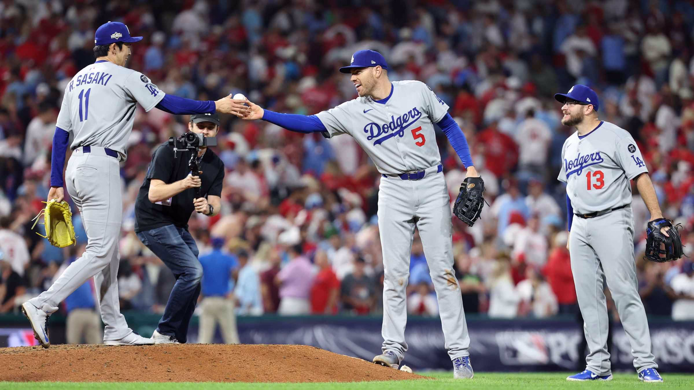 Dodgers celebran su segunda victoria de la Serie conFreeman y Sasaki compariendo en la lomita | Foto: Cortesía MLB.com
