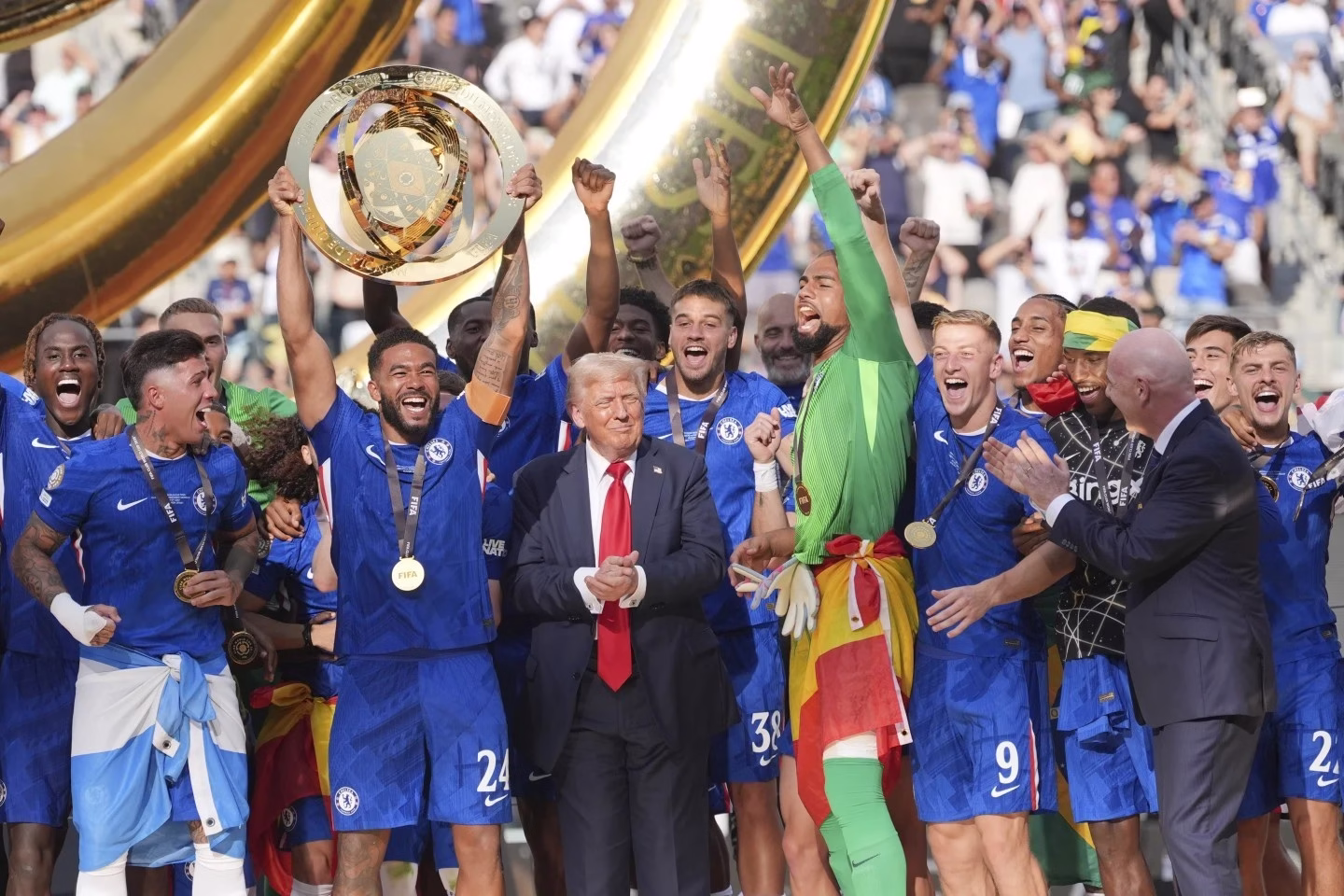 Reece James de Chelsea alza el trofeo de campeón del Mundial de Clubes | Foto Agencia AP