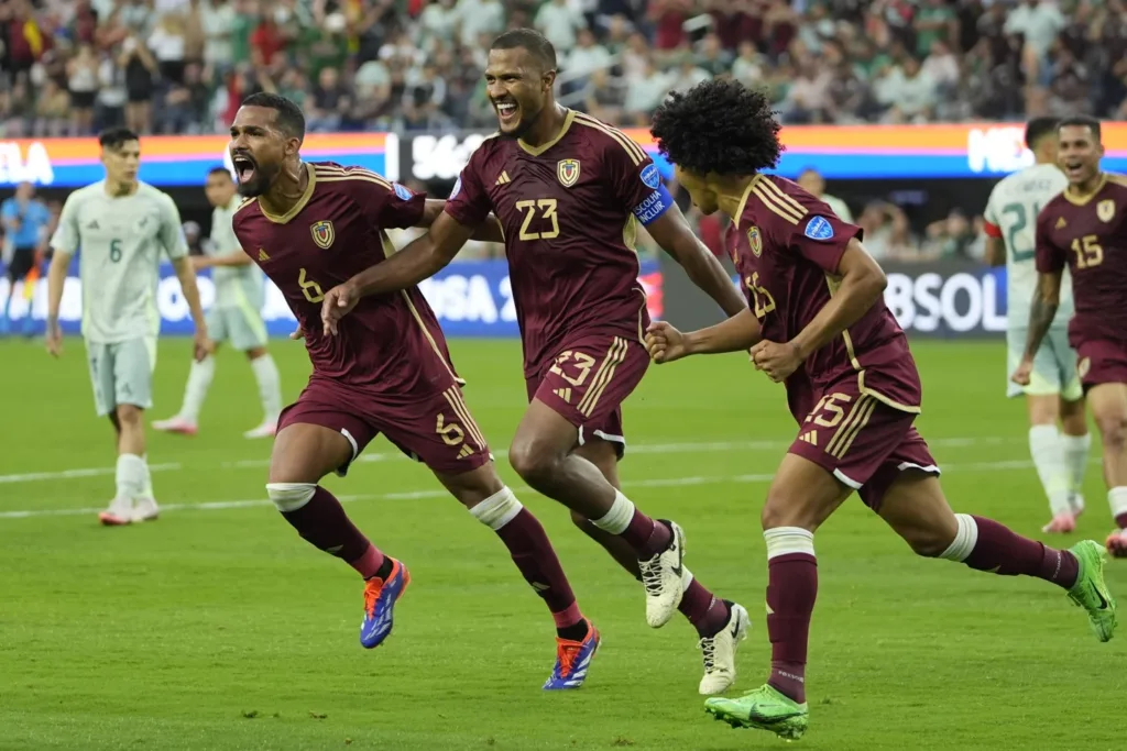 Salomón Rondón cobró el penal para poner a ganar a 'La Vinotinto'. Foto: Cortesía Copa América.com