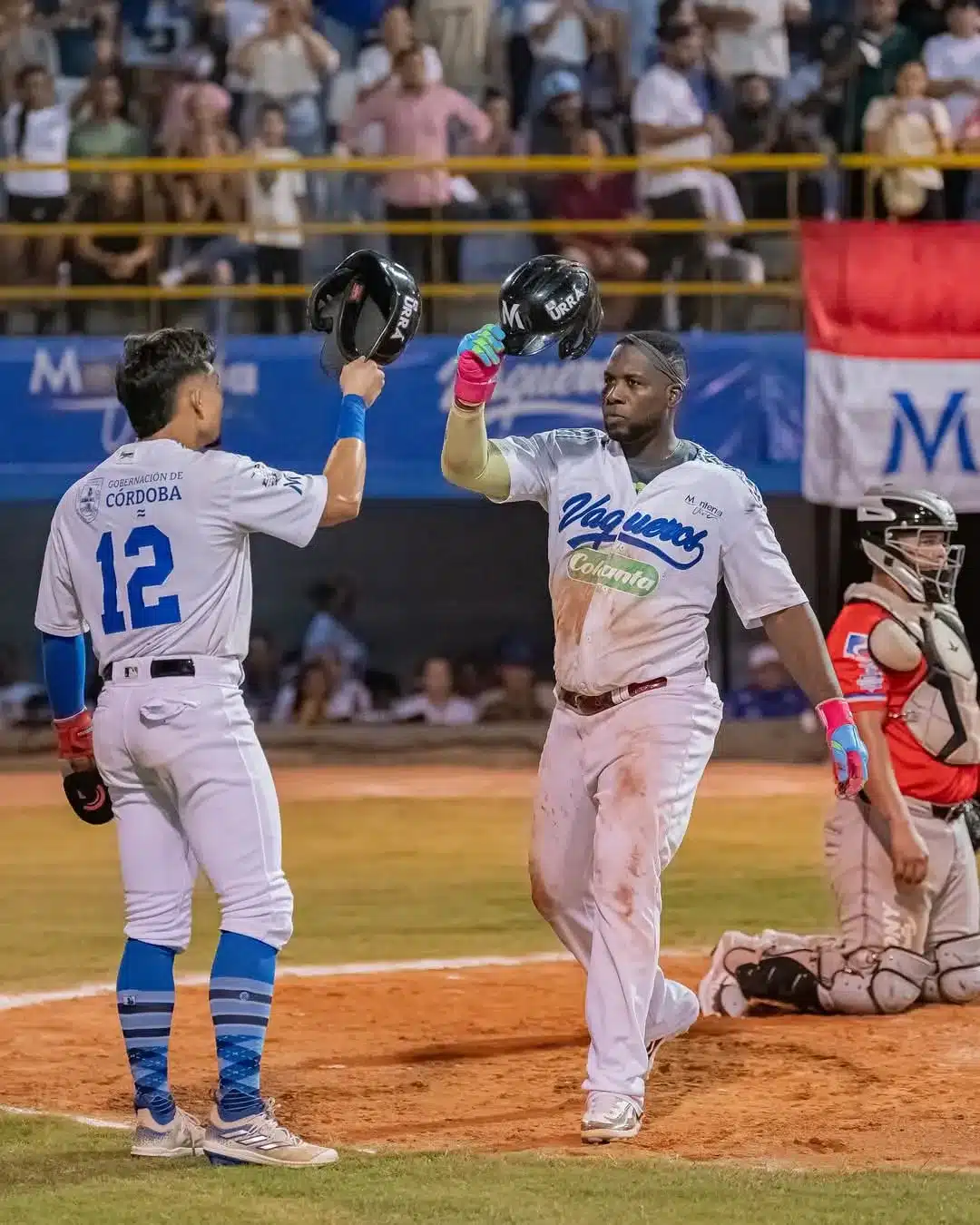 Brayan Buelvas recibe a Jesús 'Cacao' Valdez después de el cuadrangular. Foto: Cortesía Prensa Vaqueros