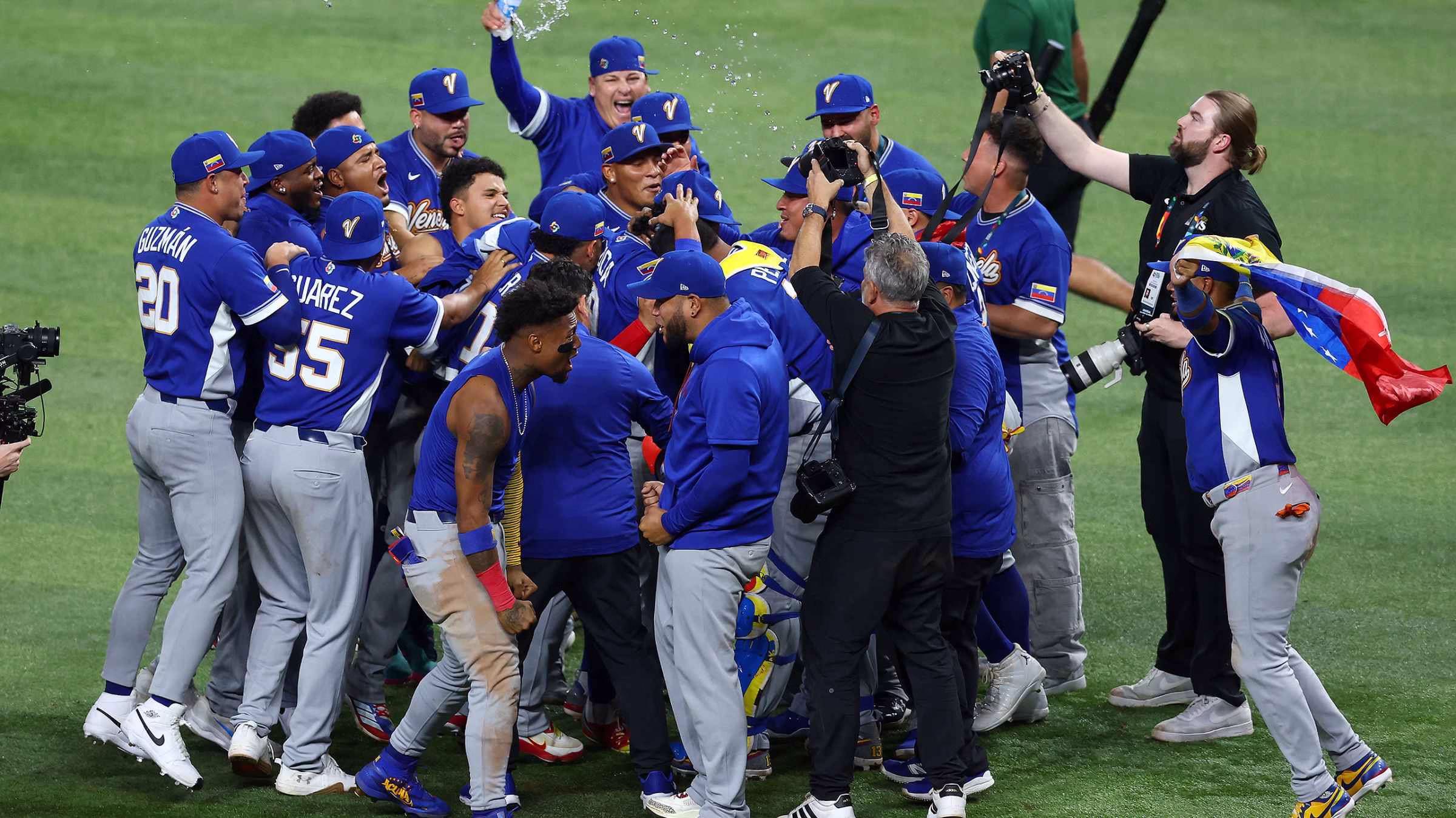 Venezuela celebra su victoria 3-2 sobre los Estados Unidos | Fotos: Cortesía MLB.com