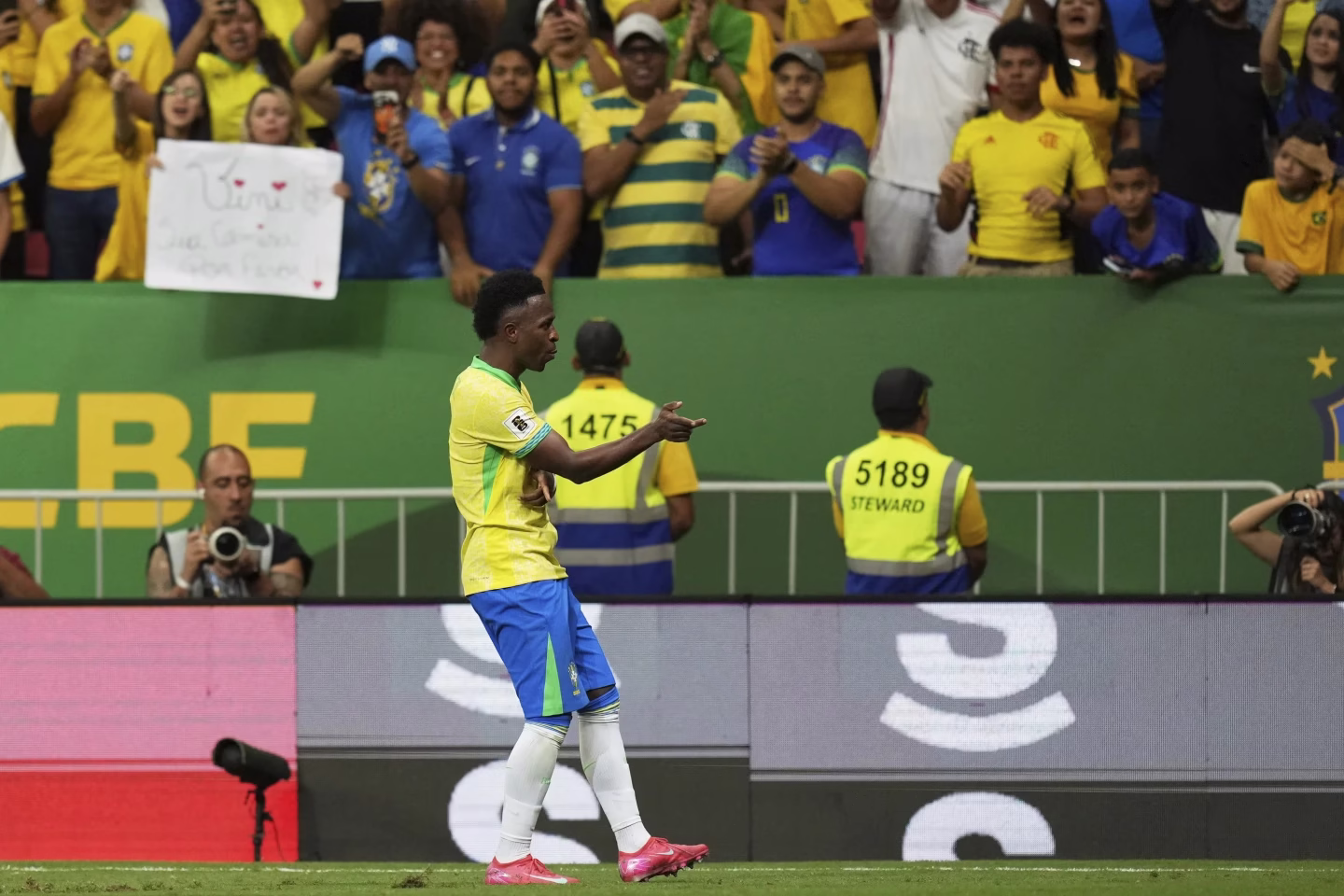 Vinicius Junior se visitó de héroe. Foto: Cortesía Agencia AP