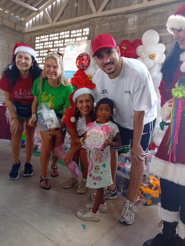 Farolito de Luz entrega 230 regalos en Pinar del Rio