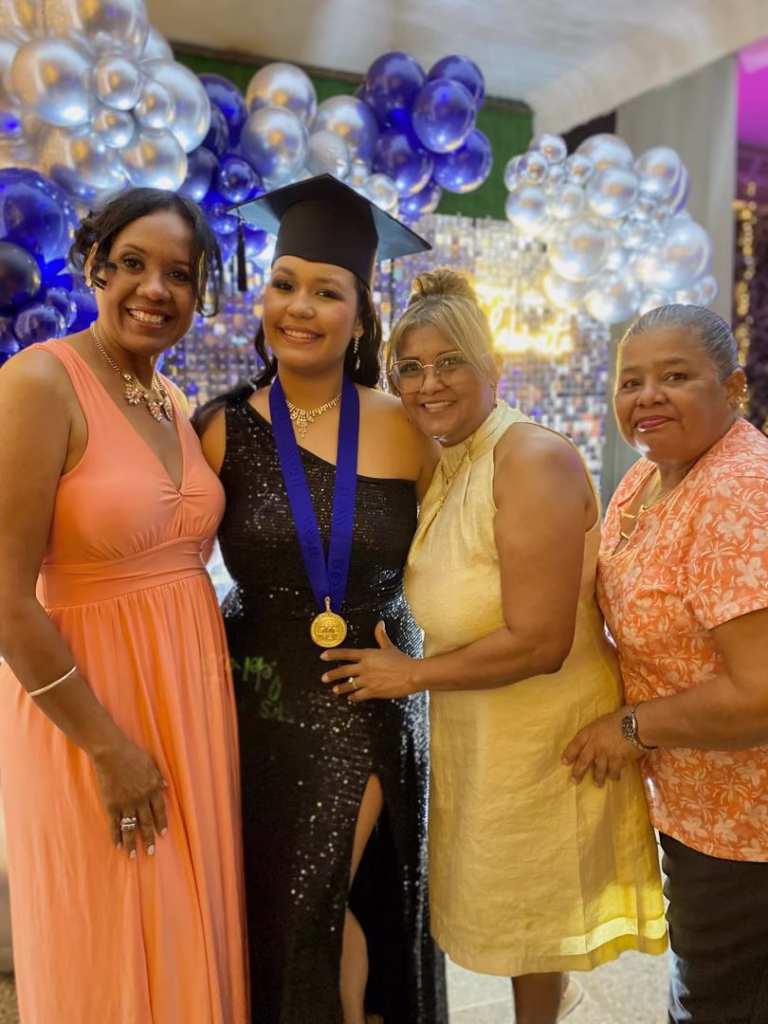 Jóvenes graduados de URBE