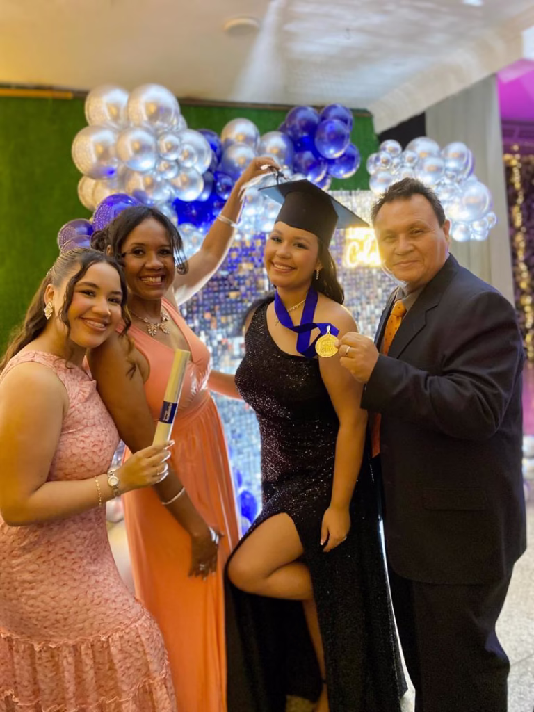 Jóvenes graduados de URBE