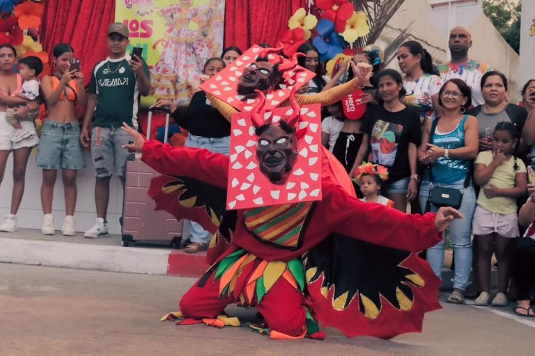 El Reinado Popular del Carnval es una celebración que exalta el liderazgo de las jóvenes en sus comunidades.