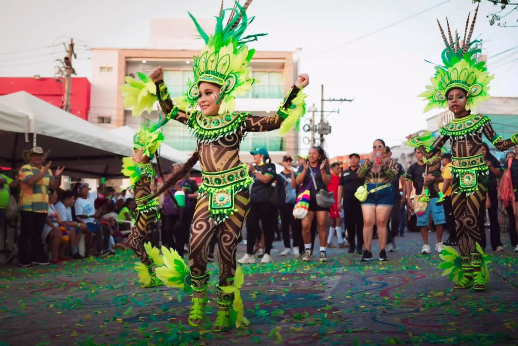 Comparsas y danzas tradicionales participan en el desfile que integra la Ruta de la Tradición en el Atlántico
