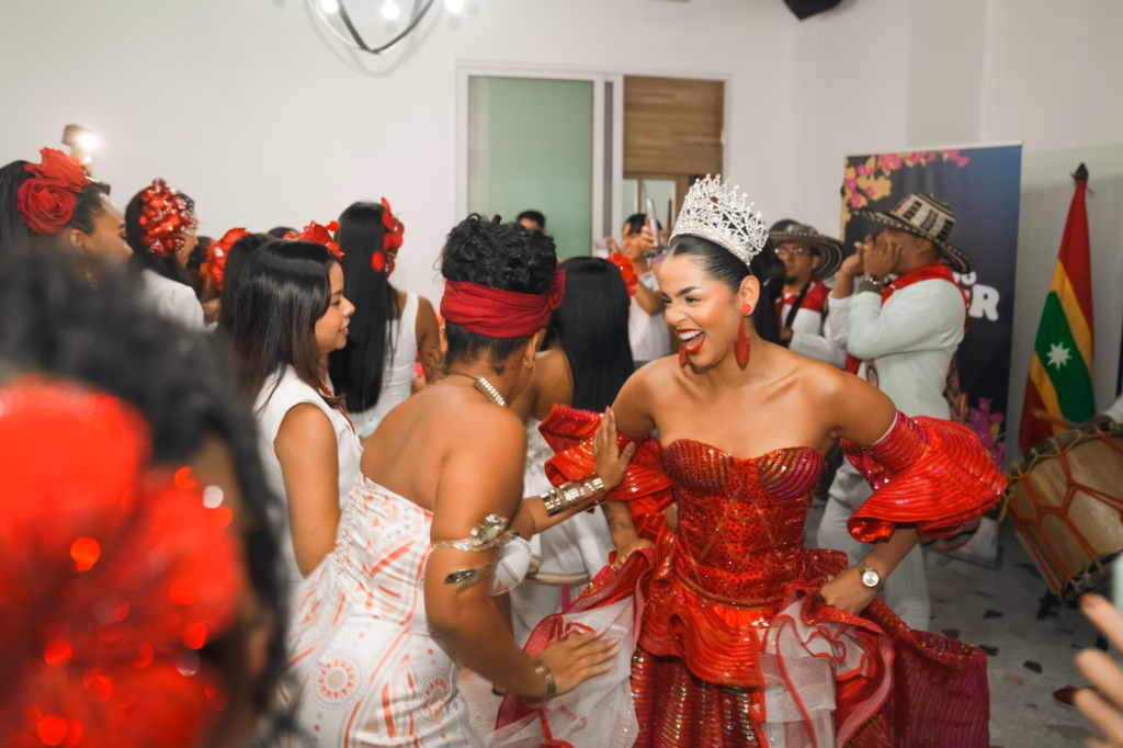 Alegría y tradición en el primer encuentro del Reinado Popular 2027