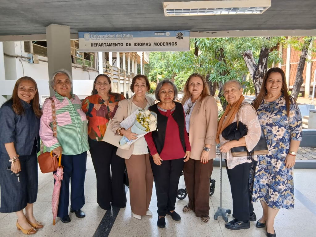 Entrega de reconocimiento a Alicia Inciarte 