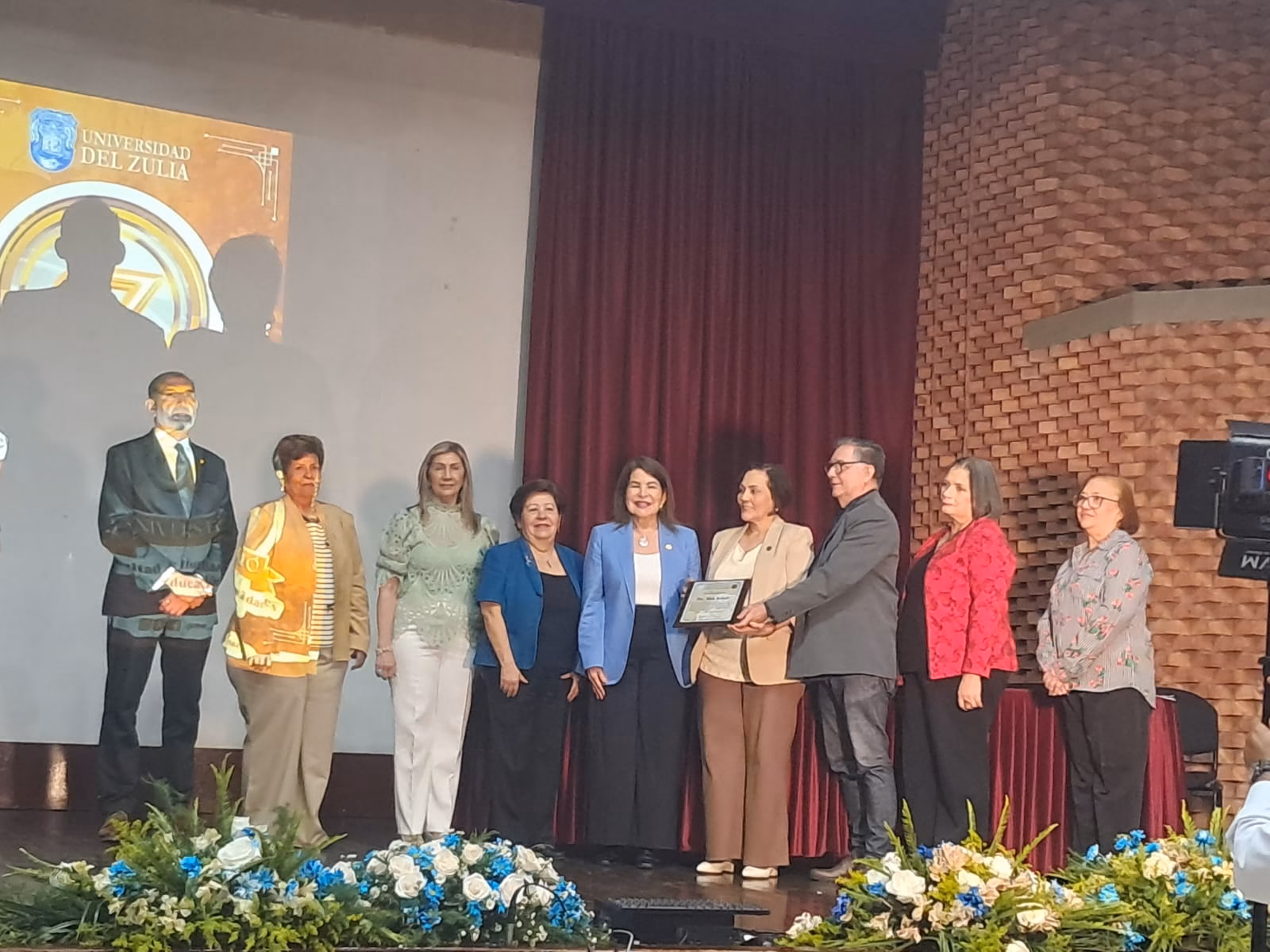 Entrega de reconocimiento a Alicia Inciarte