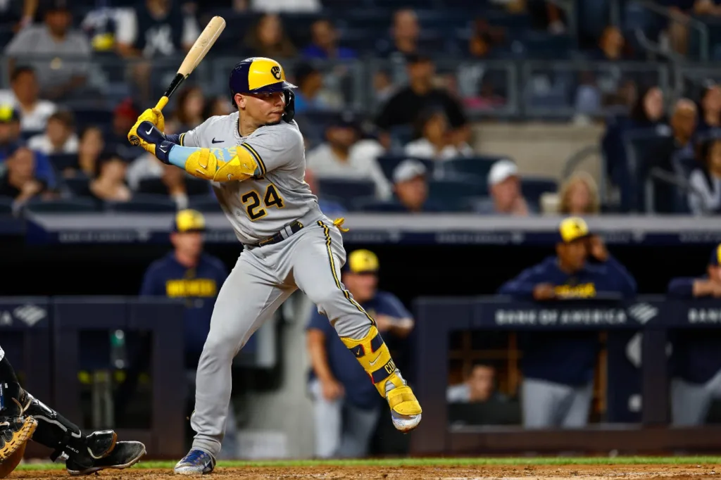 El venezolano William Contreras sigue encendido con el madero y se acerca al liderato de bateo de la Liga Nacional. Foto: Cortesía MLB.com