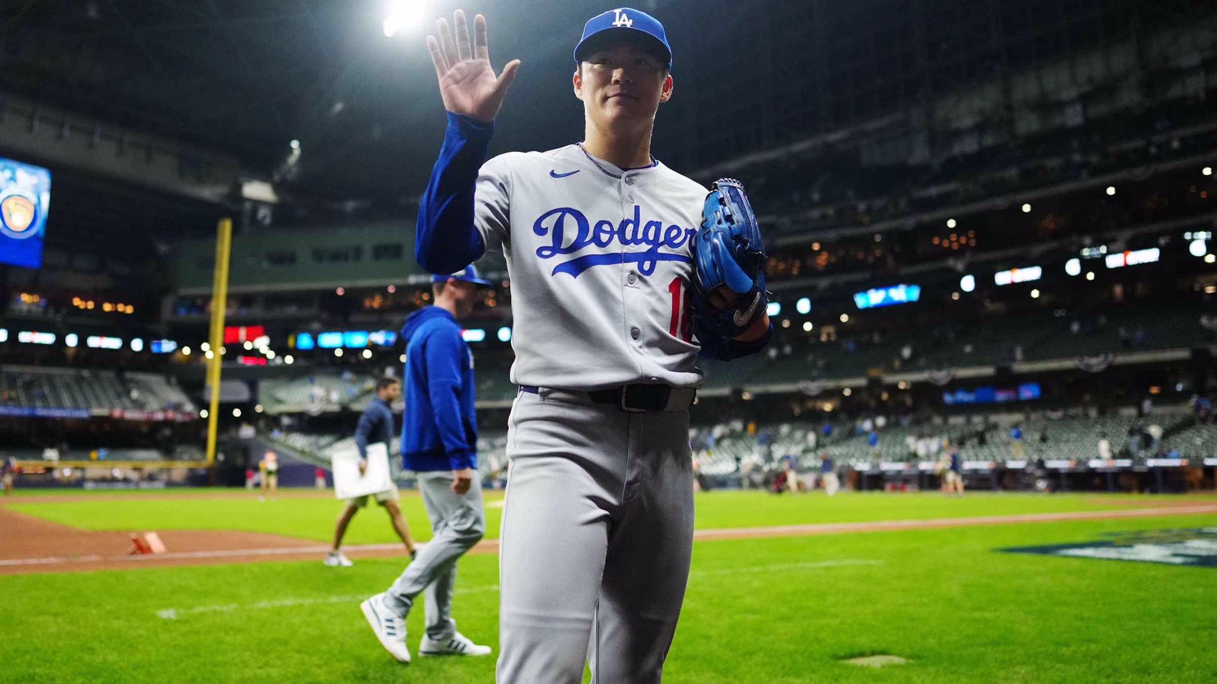 Yoshinobu Yamamoto completó el segundo juego de la Serie de Campeonato con apenas una carrera en nueve entradas | Foto: Cortesía MLB.com