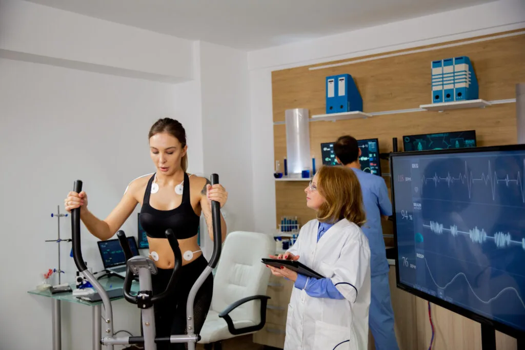 Una atleta es evaluada en el servicio médico y sus datos son procesados bajo la Inteligencia Artificial (IA). Foto: Google.com