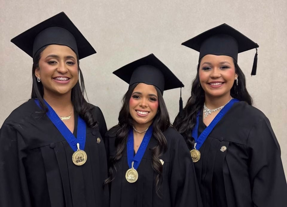 Jóvenes graduados de URBE