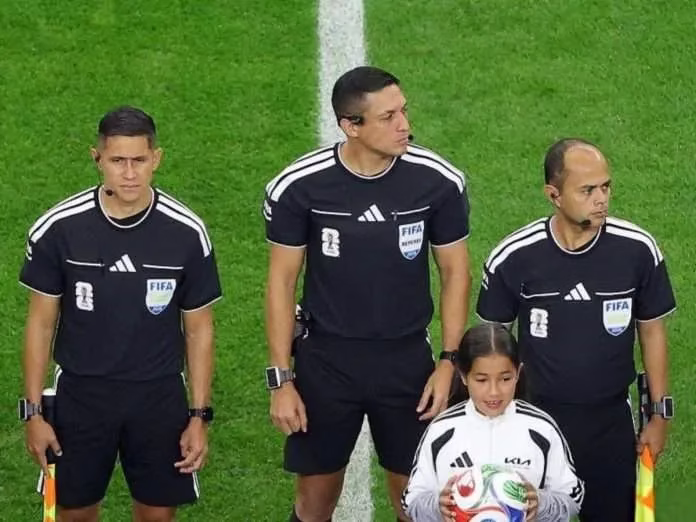 Arbitro venezolano en el Francia VS Valenzuela