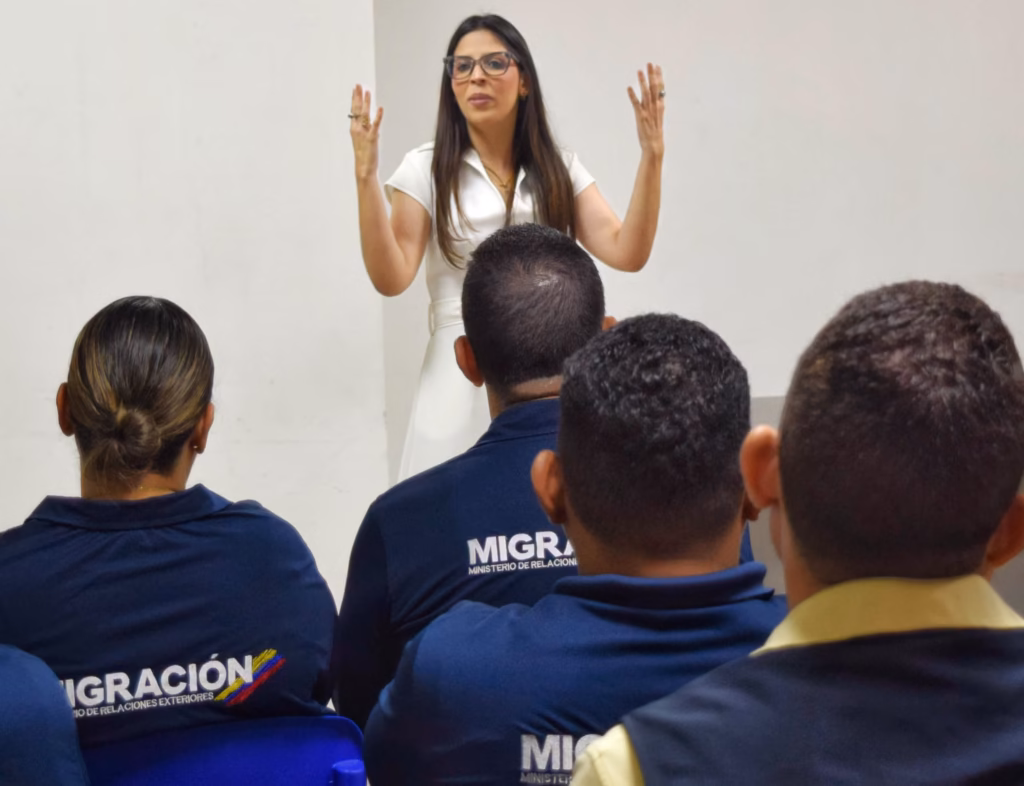 María Alejandra Zuluaga García junto a funcionarios de Migración Colombia