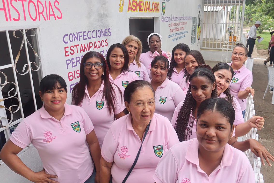 Mujeres Asmevaloro del proyecto EmpoderArte en Malambo