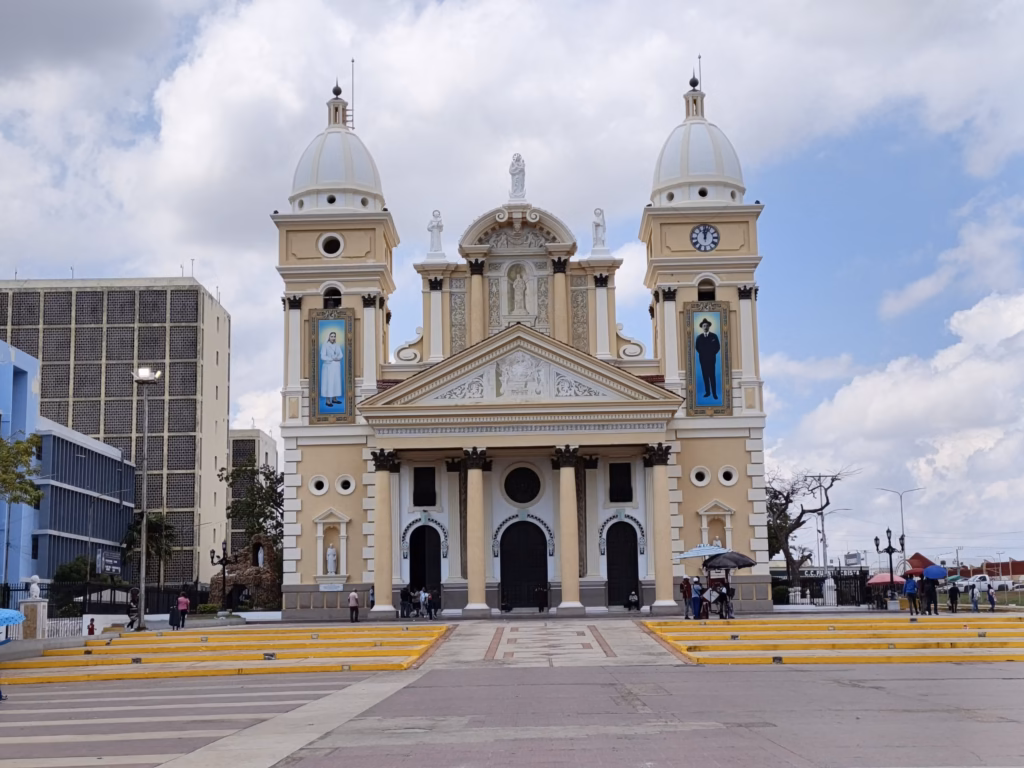 Una variwedad de artesanís son vendidas en pleno centro de la ciudad