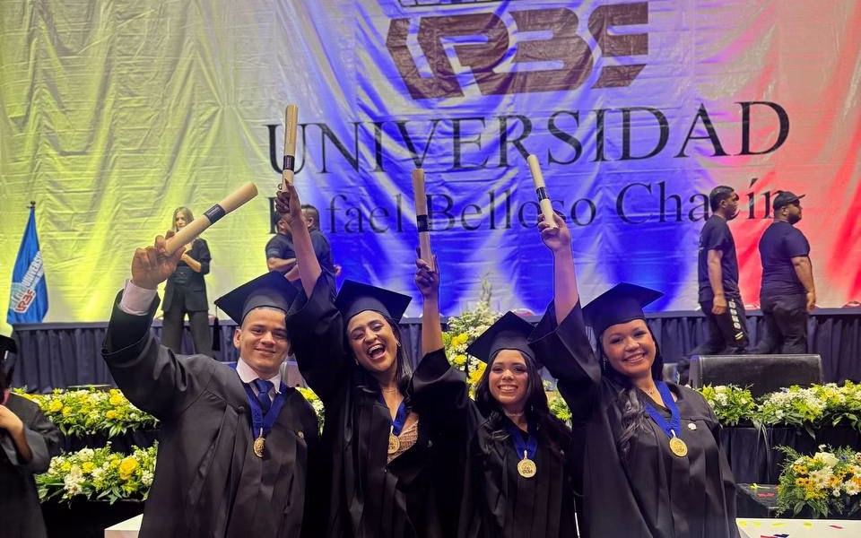 Jóvenes graduados de URBE